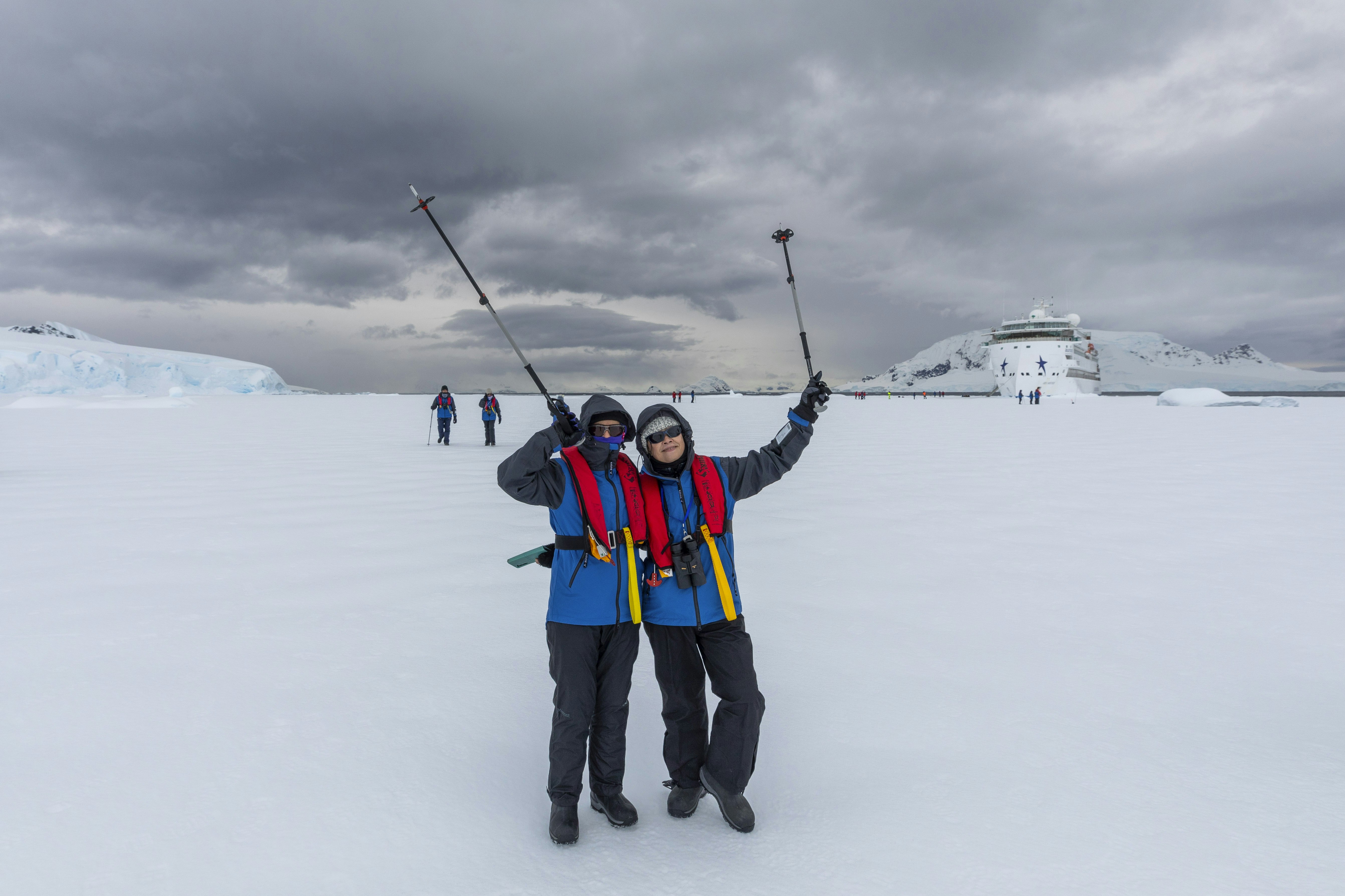 Passengers-Wilhelmina-Bay-Antarctica-Adrian-Wlodarczyk.jpg